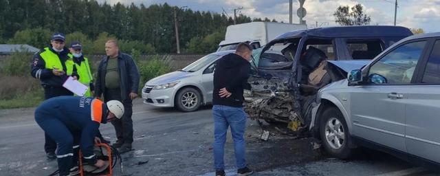 На Чуйском тракте рядом с Бердском после лобового ДТП пассажира зажало в машине