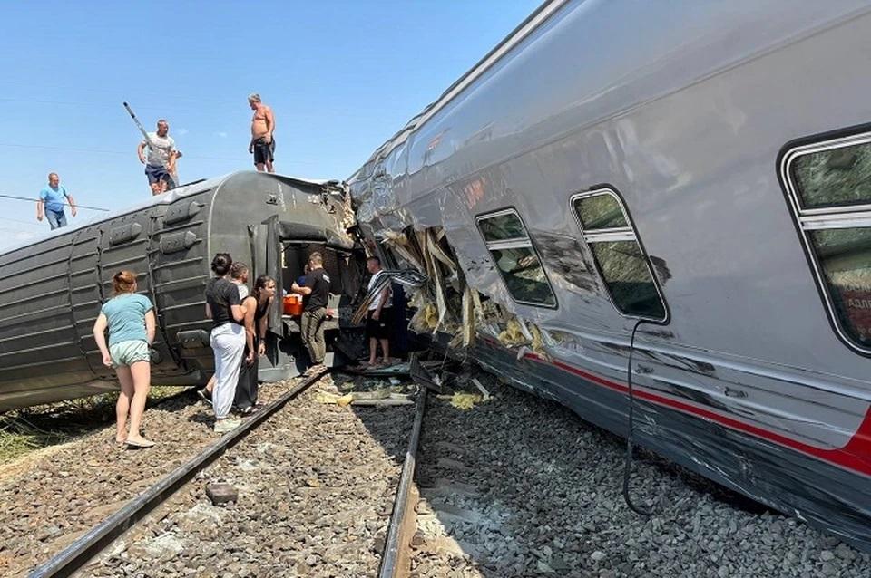 До 100 человек пострадали при сходе поезда с рельсов под Волгоградом
