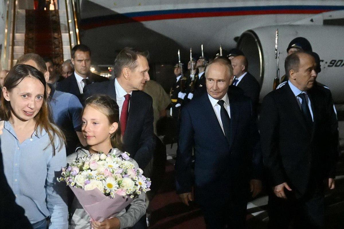 Лично приехал во Внуково. О чем говорил Путин с освобожденными из западного плена россиянами?