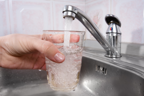 Водоканал Сальска запретил жителям пить воду из-под крана на месяц