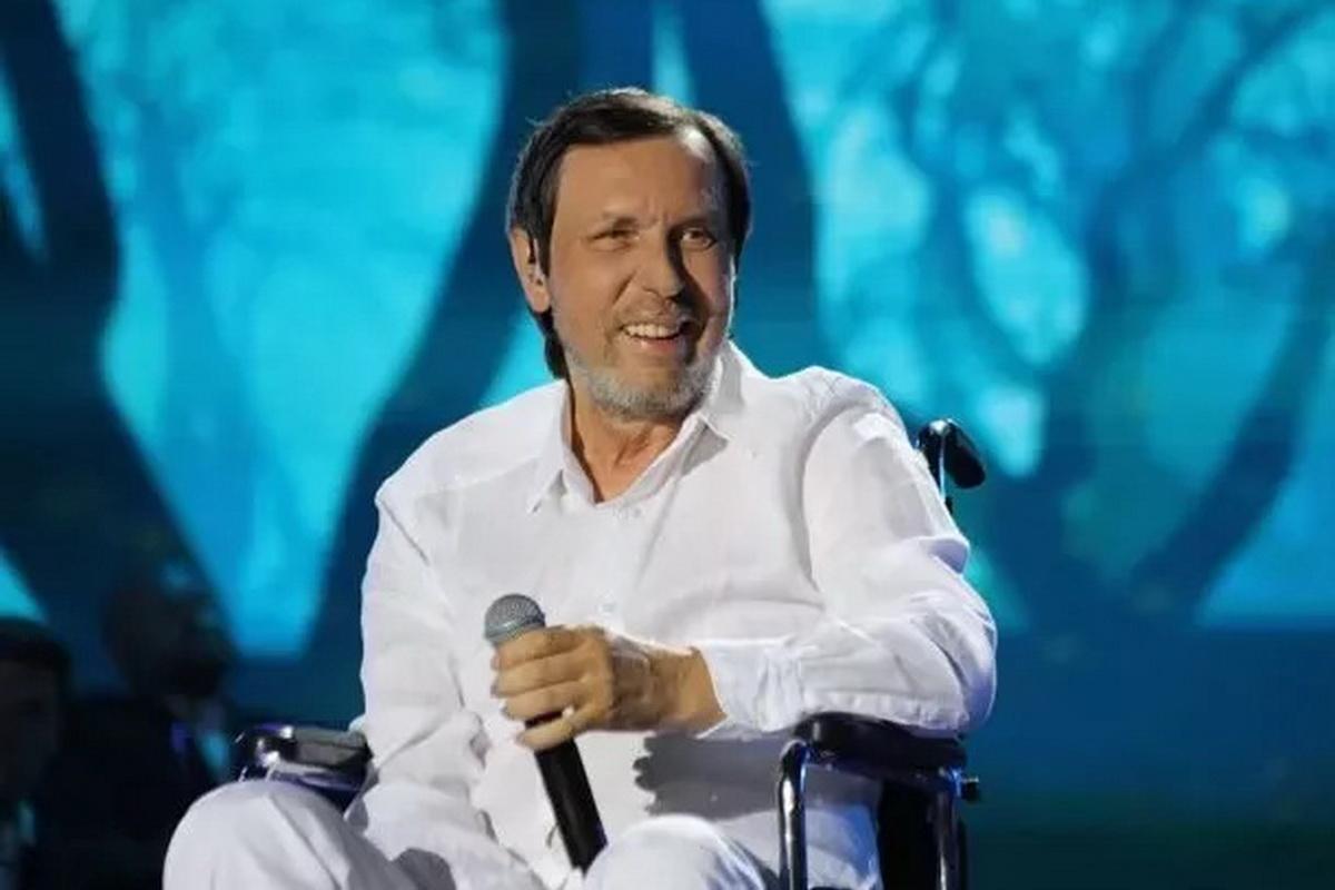 Сидя на стуле, поет романсы. Как живет после инсульта Николай Носков