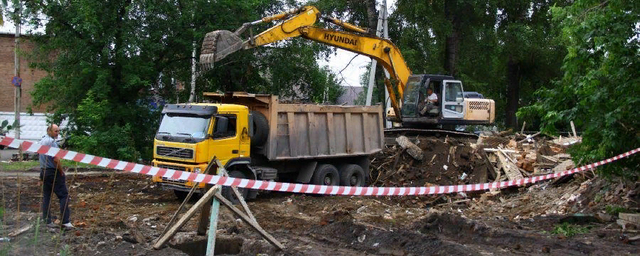 В Новокузнецке снесли аварийный дом на Мурманской
