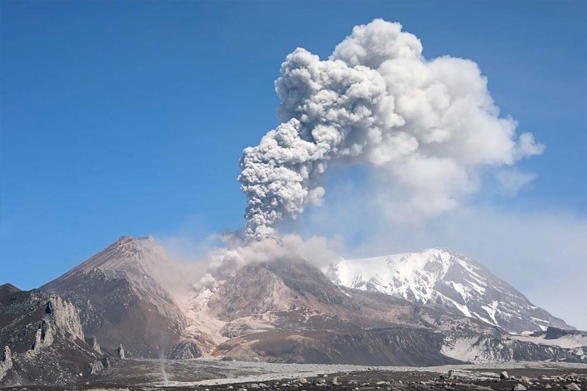 Вулкан на Камчатке выбросил пепел на высоту 4 км