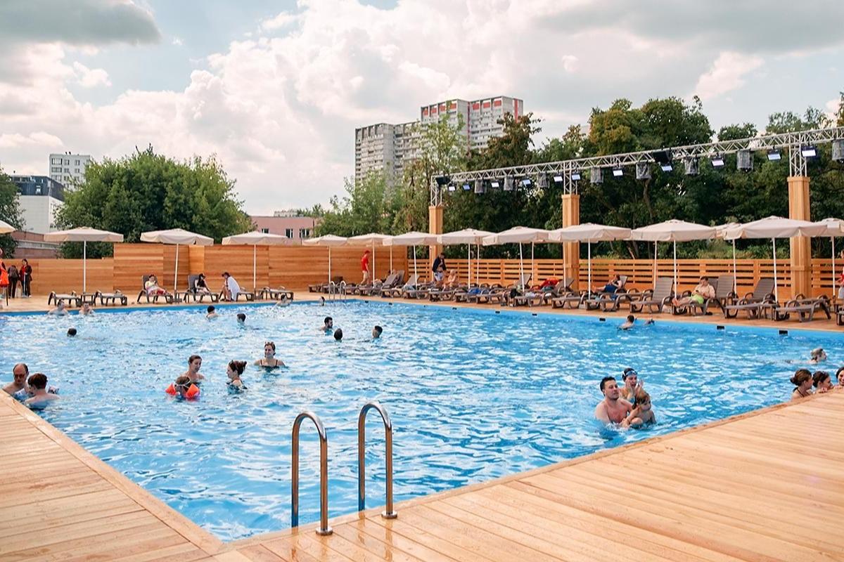 18 бассейнов под открытым небом откроются в Москве