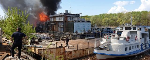 В Самаре пожар на дебаркадере и катерах в Самаре унес жизнь человека