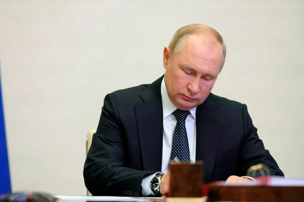 Владимир Путин подписал закон об исключении охранников и сторожей из патентной системы налогообложения по инициативе Думы Астраханской области