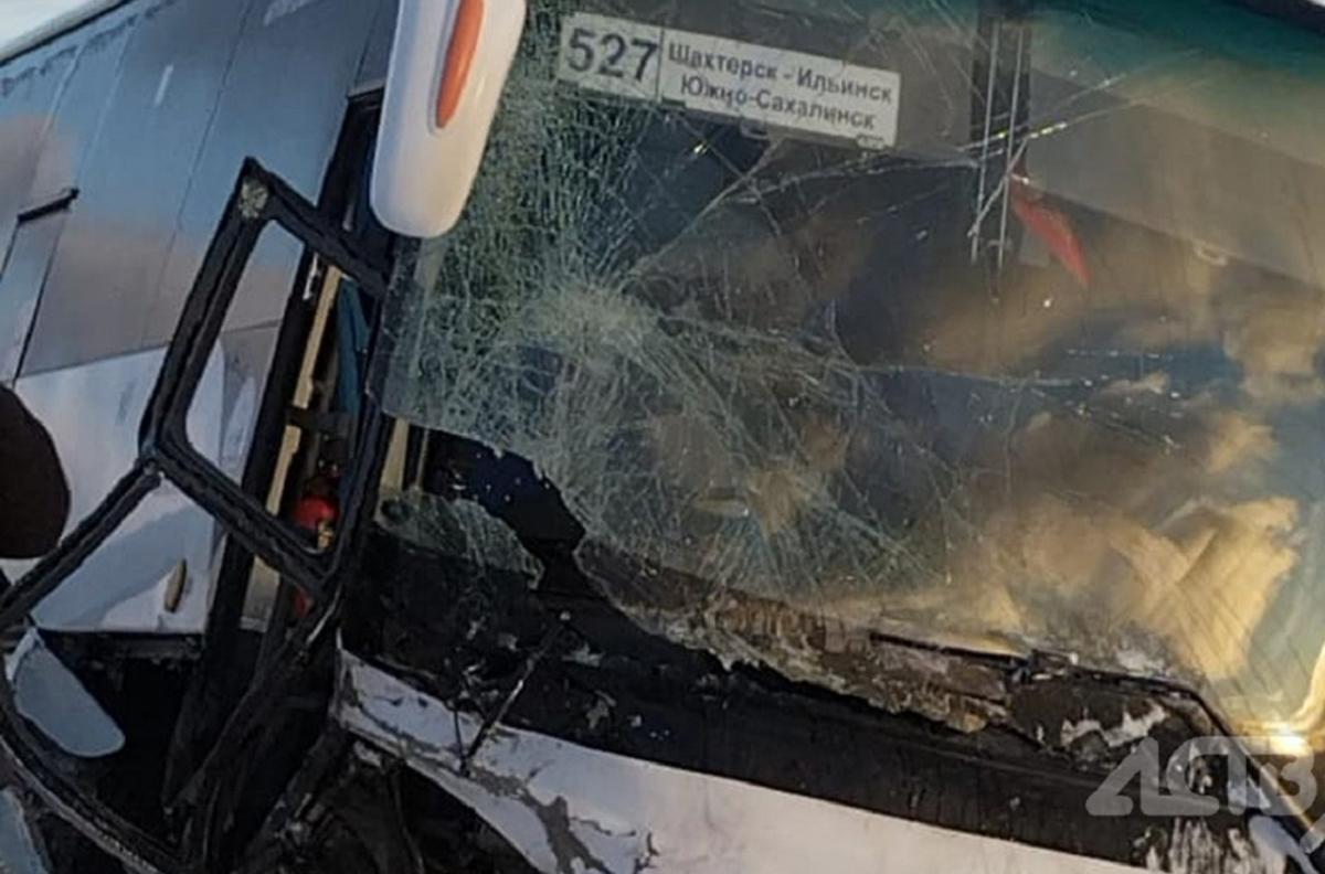 В Сахалинской области автобус с пассажирами свалился в кювет из-за столкновения с внедорожником