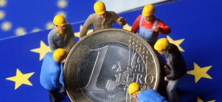 Курс евро обновил минимум с июня 2015 года
