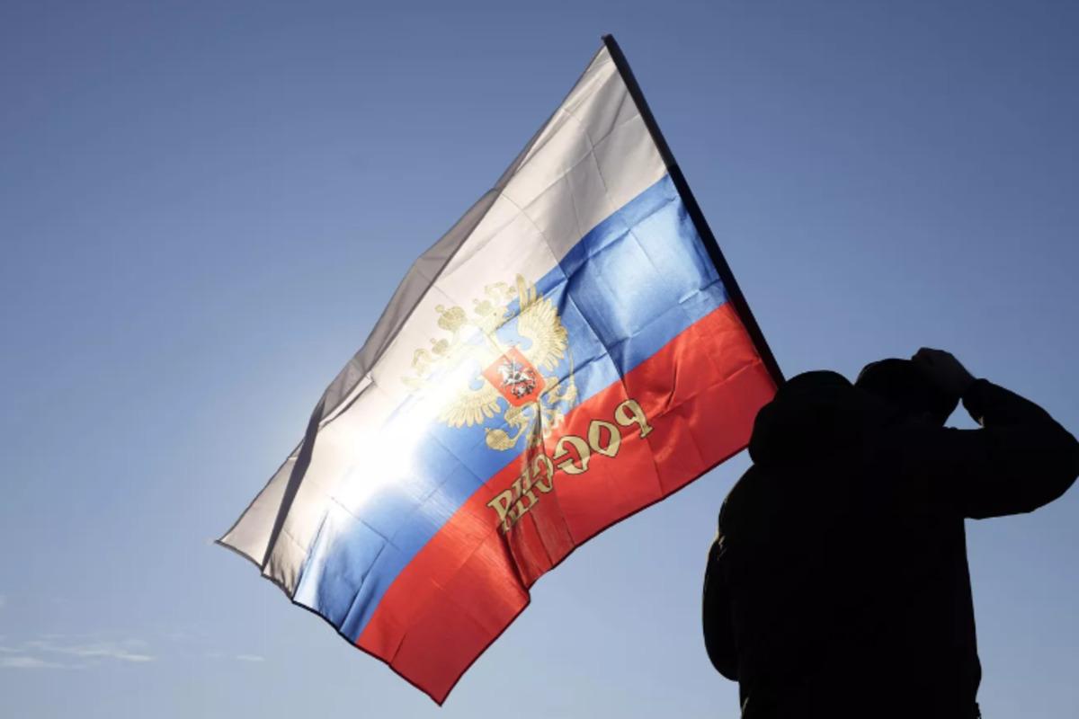 Российские (страна-террорист) военные подняли флаг над селом Работино на Ореховском направлении