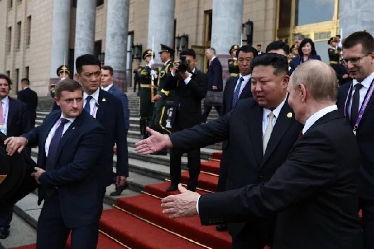 Генерал Михайлов: Охранники Ким Чен Ына изъяли его стакан в целях безопасности