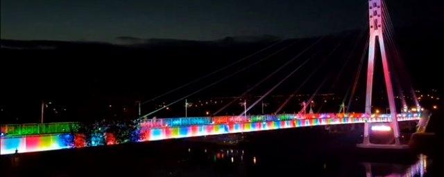 В Тюмени впервые включили подсветку моста Влюбленных