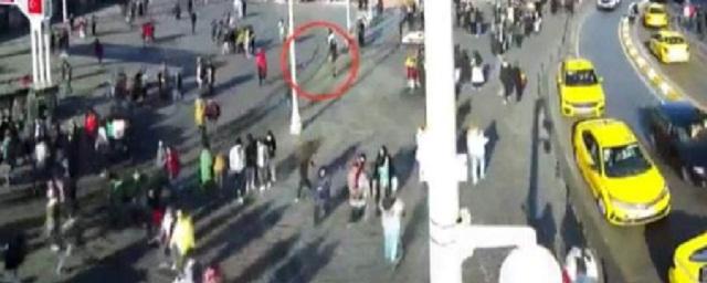 Полиция показала видео, как подозреваемая в теракте в центре Стамбула размещает бомбу