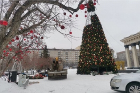 В Театральном сквере в Новосибирске начался демонтаж новогодней елки, рабочие должны управиться до 12 февраля