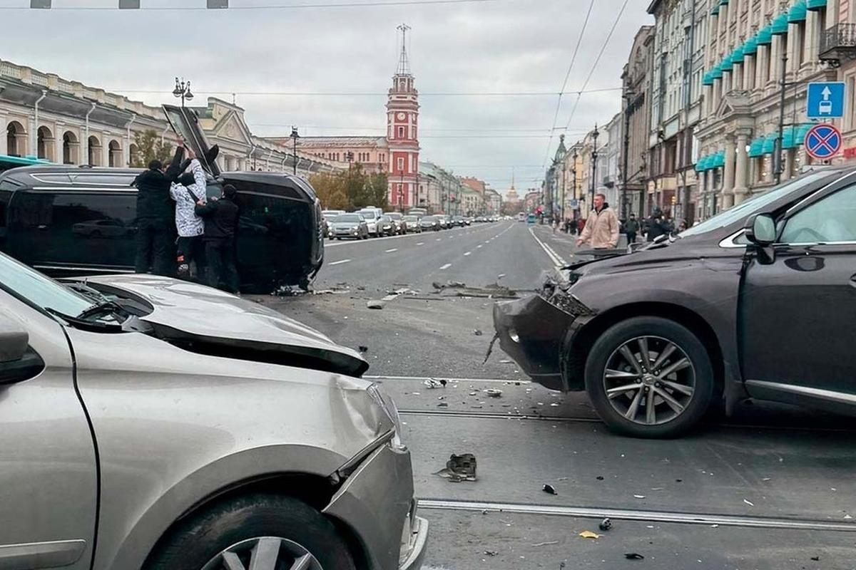 В Петербурге на Невском проспекте произошло массовое ДТП