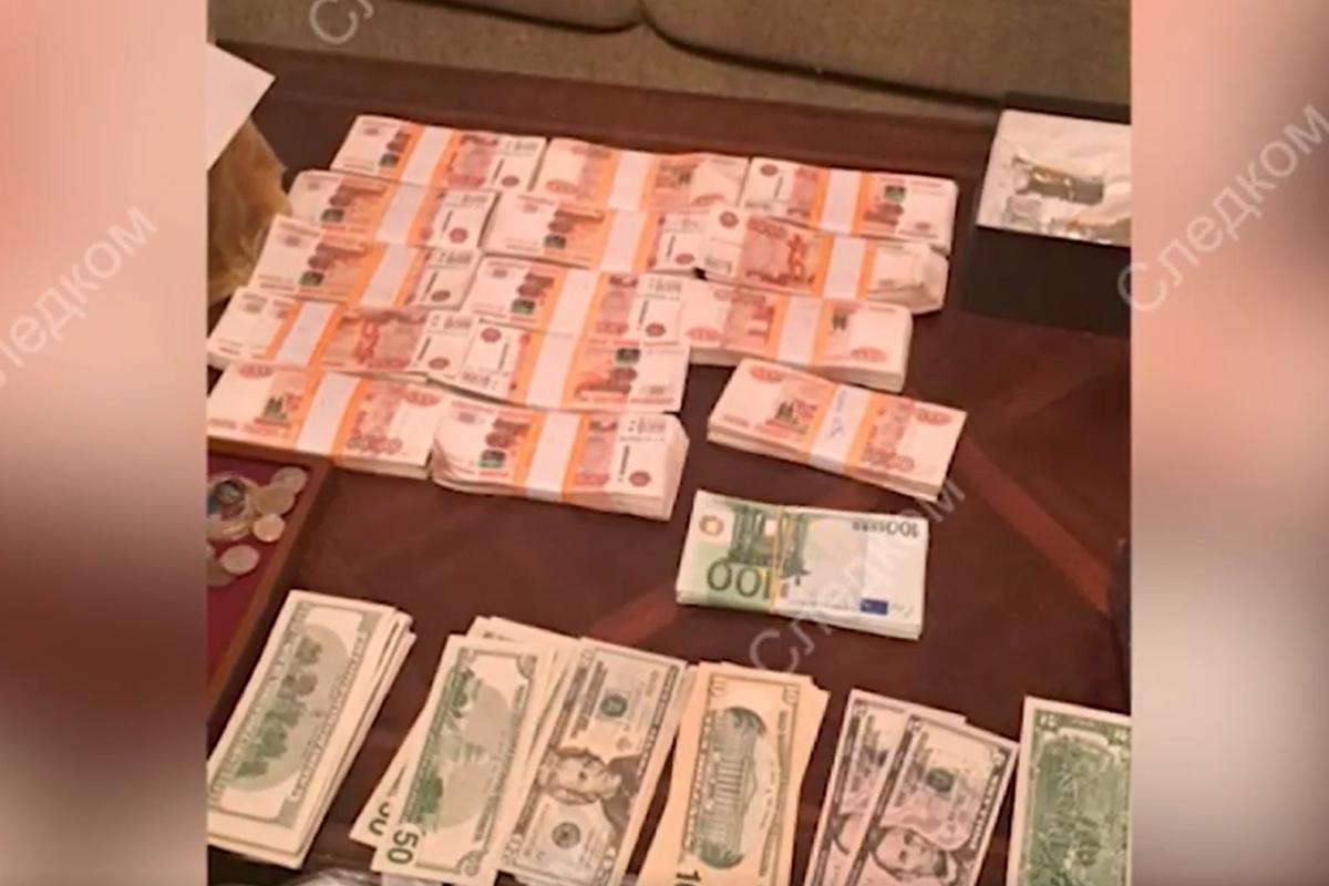 СК изъял у генерала МВД Панова 21 млн рублей в ходе обыска по делу о взятке