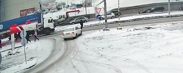 В Новосибирске бензовоз насмерть сбил пешехода на Ипподромской магистрали