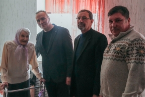 От имени председателя Думы Астраханской области Игоря Мартынова депутат Андрей Маркин поздравил жительницу блокадного Ленинграда Тамару Михайловну Чаленко