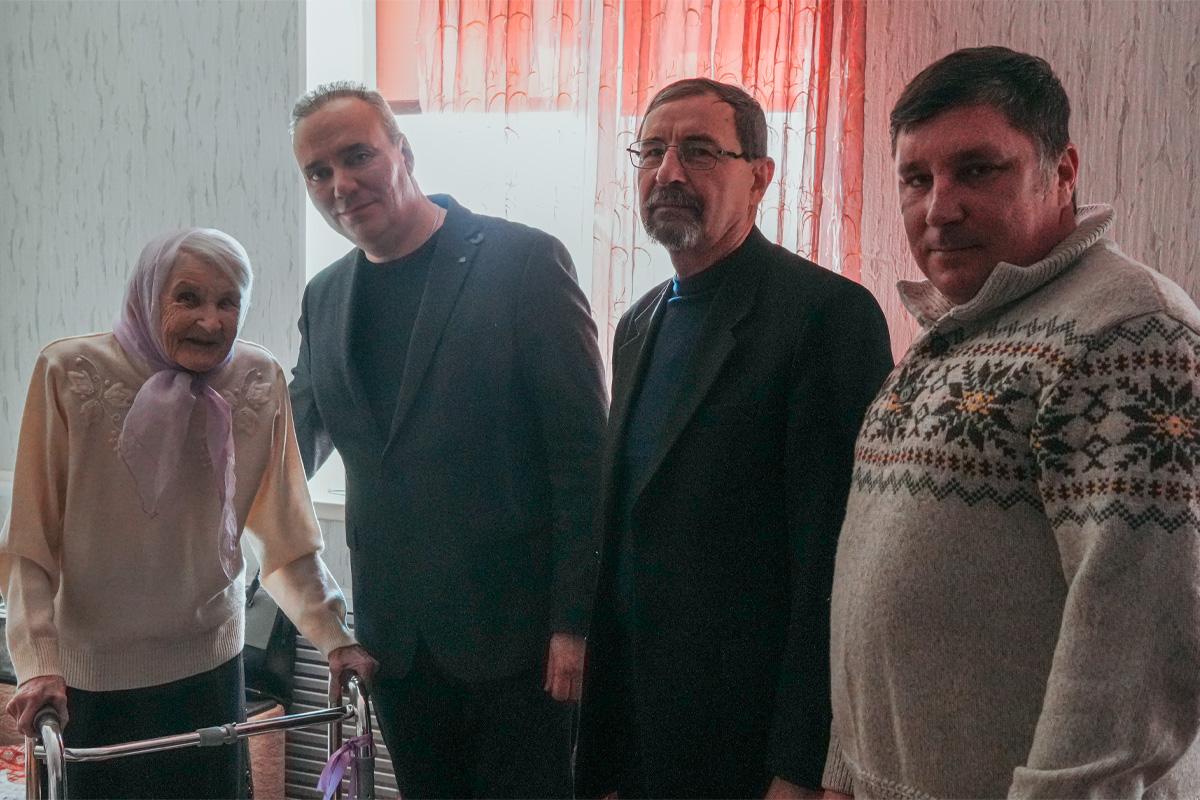 От имени председателя Думы Астраханской области Игоря Мартынова депутат Андрей Маркин поздравил жительницу блокадного Ленинграда Тамару Михайловну Чаленко