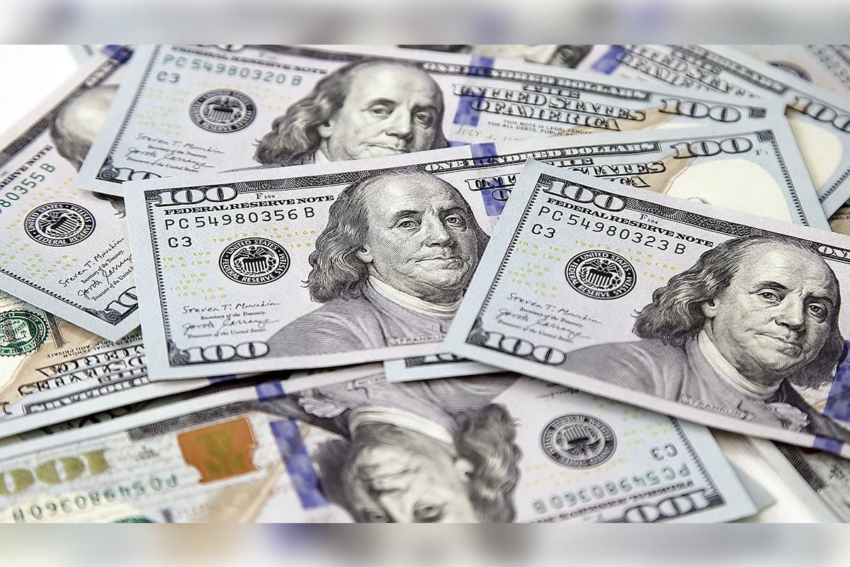 В России возник дефицит долларов нового образца