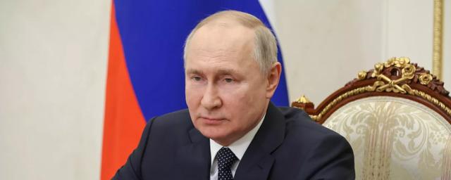 Путин выступил на фоне военных