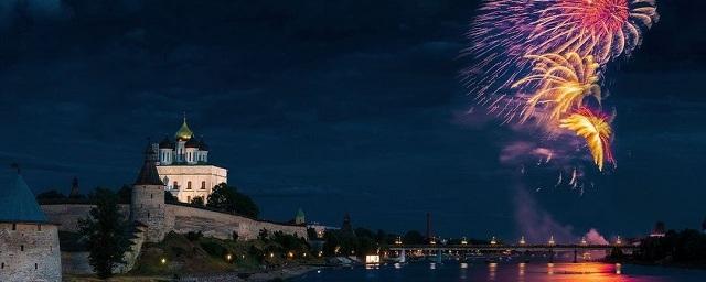 В Пскове отменили гуляния в новогоднюю ночь, но организуют семиминутный праздничный салют