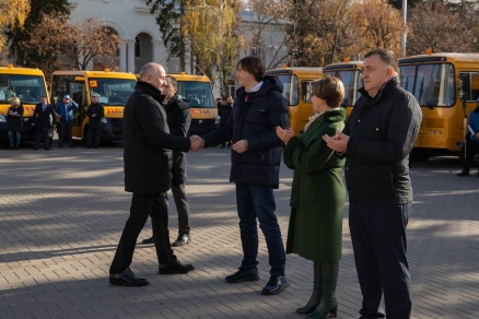 Школы муниципальных районов Карачаево-Черкесии получили 22 школьных автобуса