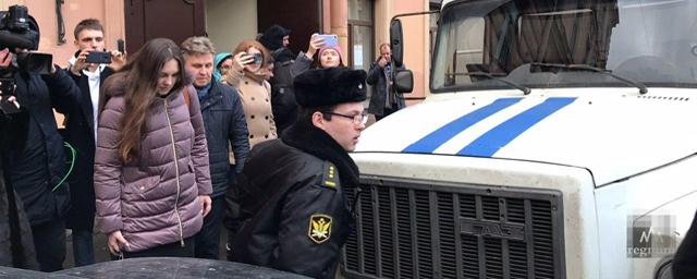 В Петербурге суд вернул в больницу сбежавшую из карантина девушку