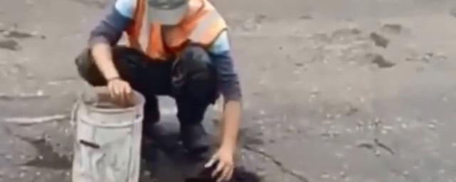 Свободненский рабочий пытался убрать воду из ямы с помощью тряпки