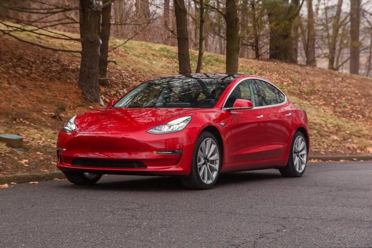 Представлена версия Tesla Model 3 с увеличенным запасом хода