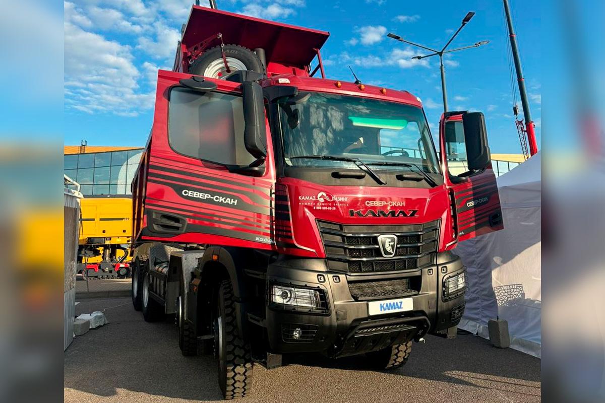 На выставке в Петербурге презентовали новый самосвал КАМАЗ-65951
