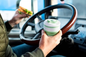 Auto expert commented on the initiative to ban drivers from eating while driving