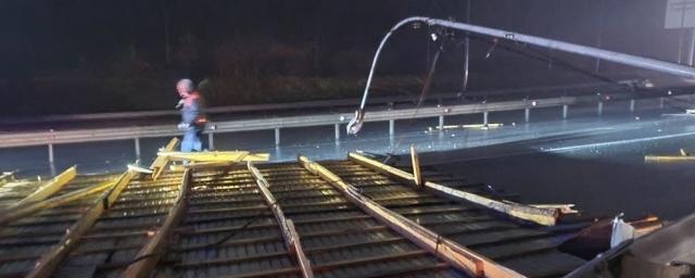 Во Владивостоке штормовой ветер повредил крыши