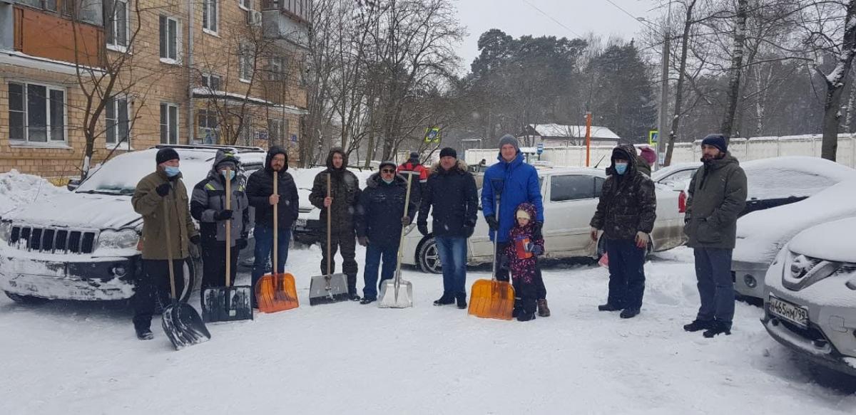 Красногорцы помогают управляющим компаниям убирать снег