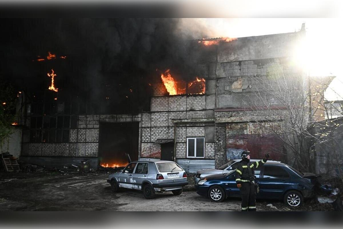 В Курске загорелось промышленное предприятие