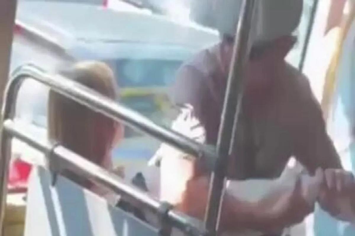 В Приморье мужчина сел на 15-летнюю девочку, не уступившую место в автобусе