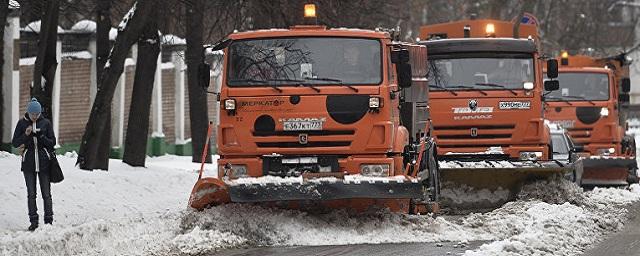 Собянин: К борьбе со снегом в Москве привлечены строители