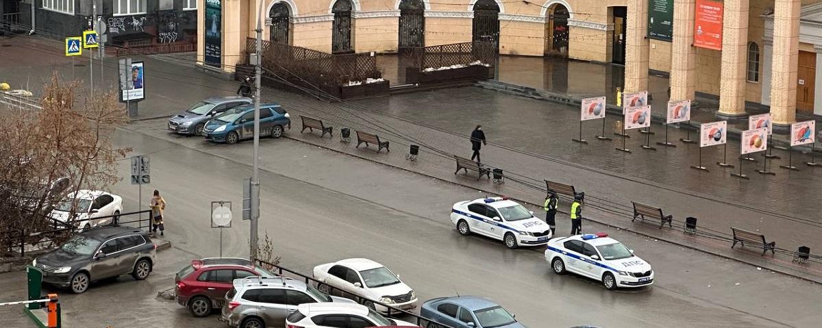 В Новосибирске сотрудники ГИБДД перекрыли проезды к парковке перед кинотеатром «Победа»