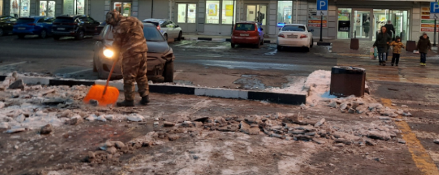 В Ивантеевке очистили автостоянку и подход к детской площадке от наледи после снегопада