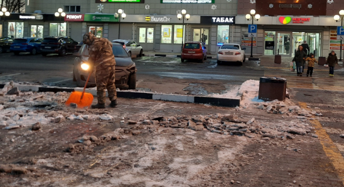 В Ивантеевке очистили автостоянку и подход к детской площадке от наледи после снегопада