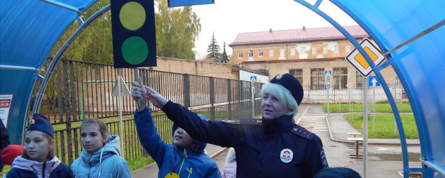 Инспекторы ГАИ вместе с ЮИДовцами провели занятие для младшеклассников Клина