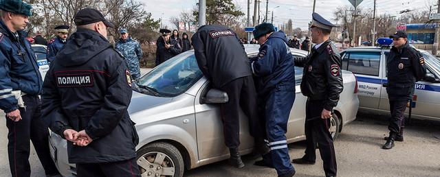 На митинге в Волгограде мужчина на авто пытался наехать на полицейских