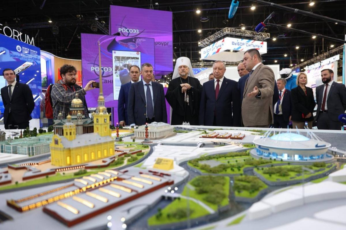 В первый день ПМЭФ участники осмотрели экспозицию Петербурга