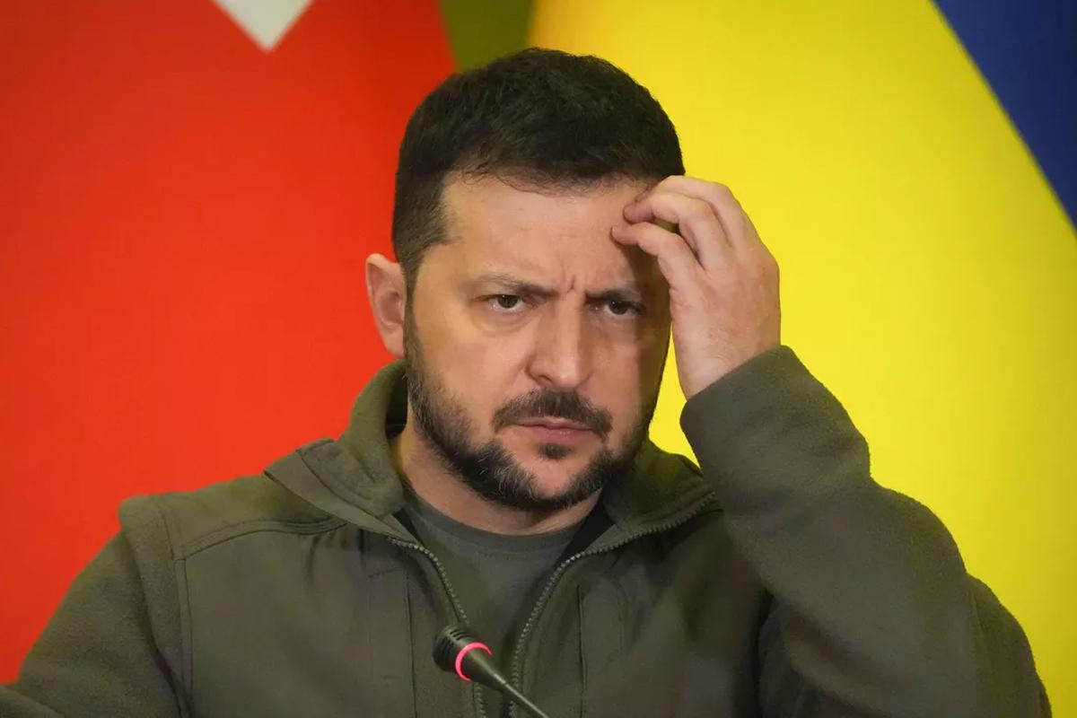 Зеленский подписал законы о продлении военного положения и мобилизации до 2026 года