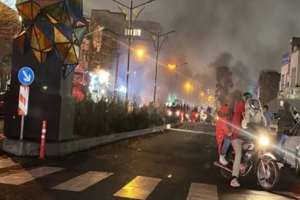 Протестующие в Иране сожгли прокурора заживо в подожженном здании