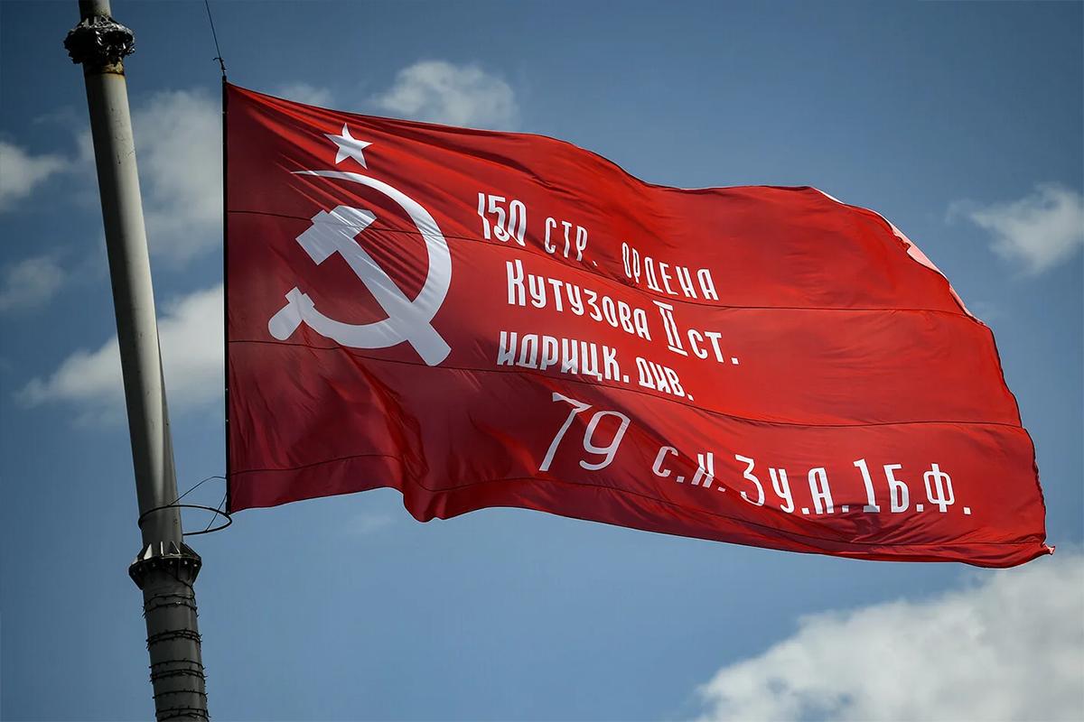 ВСУ повредили памятники со знаменами Победы в Харьковской области