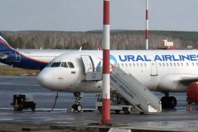 Техник, попавший под шасси самолета «Уральских авиалиний» в Кольцово, может остаться без ноги