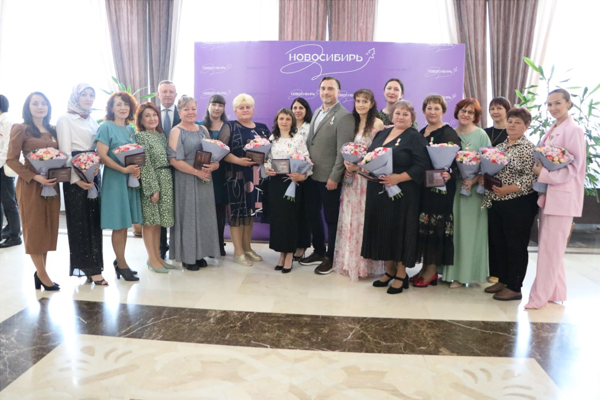 В Новосибирской области 17 многодетных родителей наградили знаками отличия