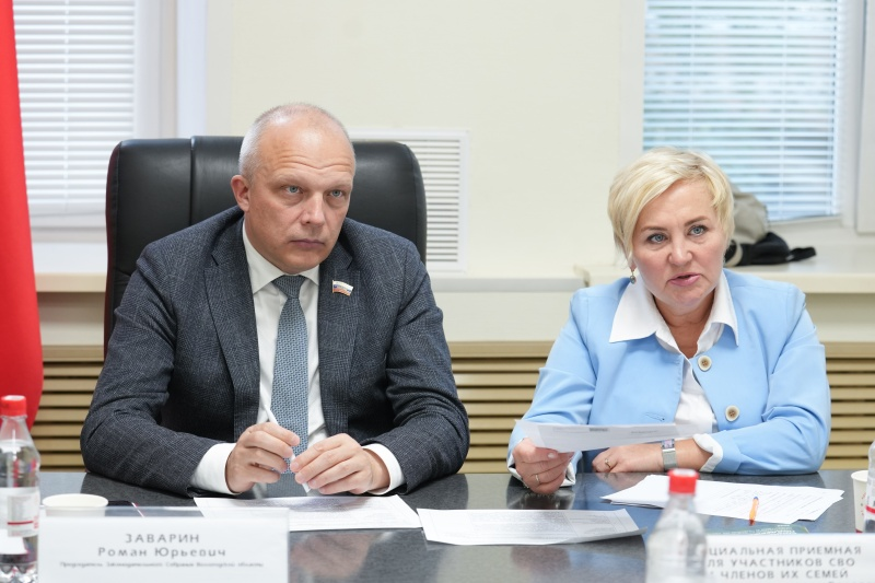 Спикер Заксобрания Роман Заварин в ходе личного приема в Вологде взял на контроль обращения семей участников СВО по вопросам газификации, пособий и страховых выплат