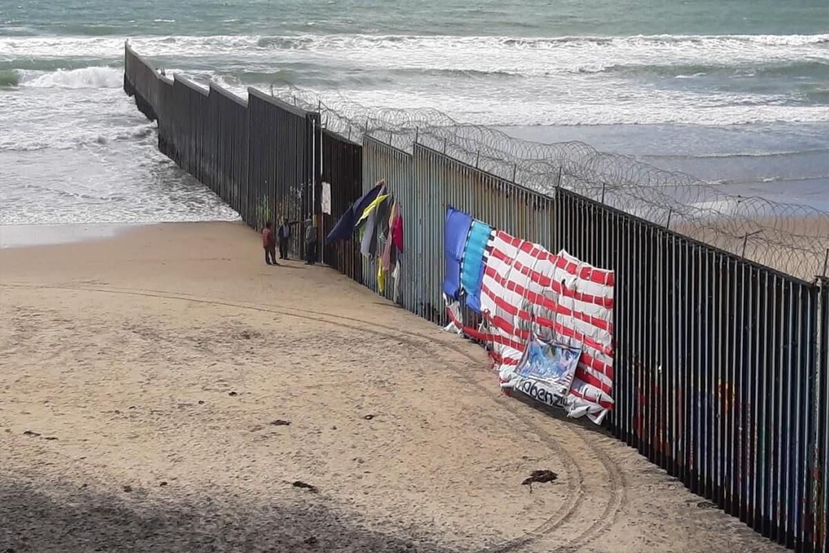 Число нелегальных пересечений границы США в марте упало до рекордного уровня