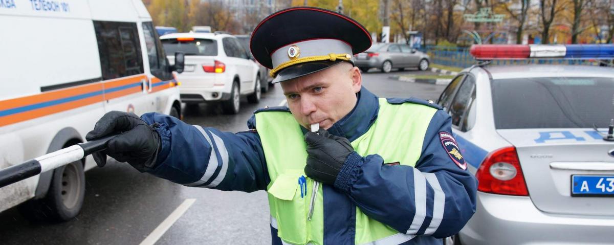В Госдуме предложили отменить штрафы за невключенные поворотники и грязные номера